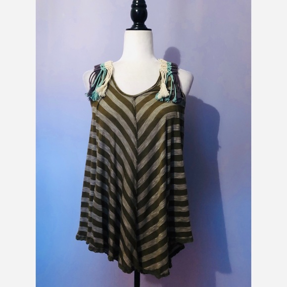 Gimmicks NWT Open weave yarn yoke and fringe tank - Picture 2 of 6